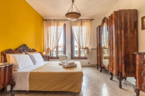 Colombina House close to the Train Station